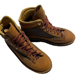 Women’s Danner Ridge hiking boot.